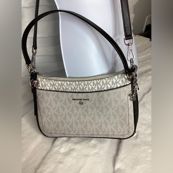Michael Kors Jet Set Charm Medium Top Zip Pochette Crossbody Bag – Vanilla/Black - Picture 1 of 12